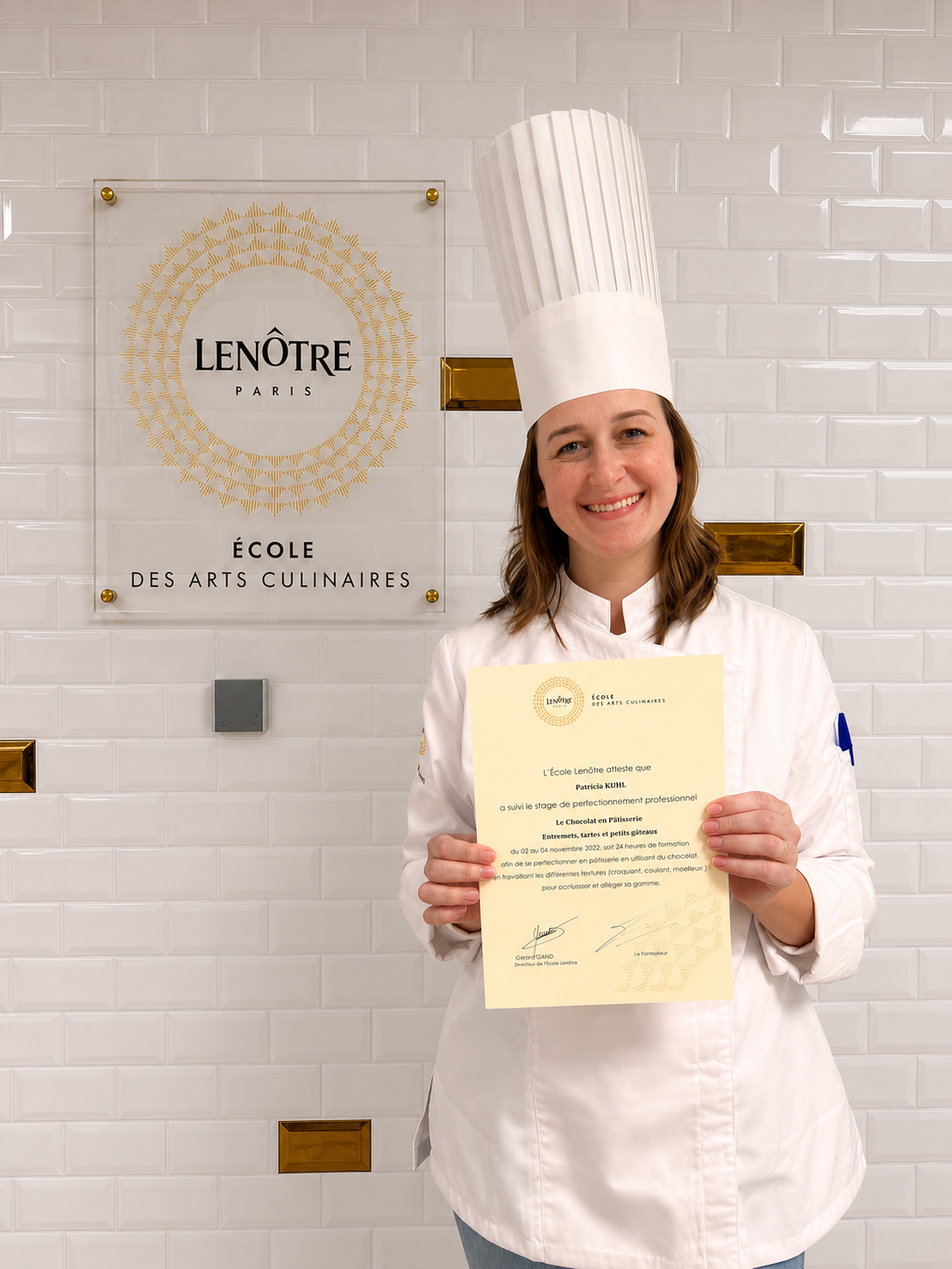 Patrícia Brüske holding her École Lenôtre Paris certificate